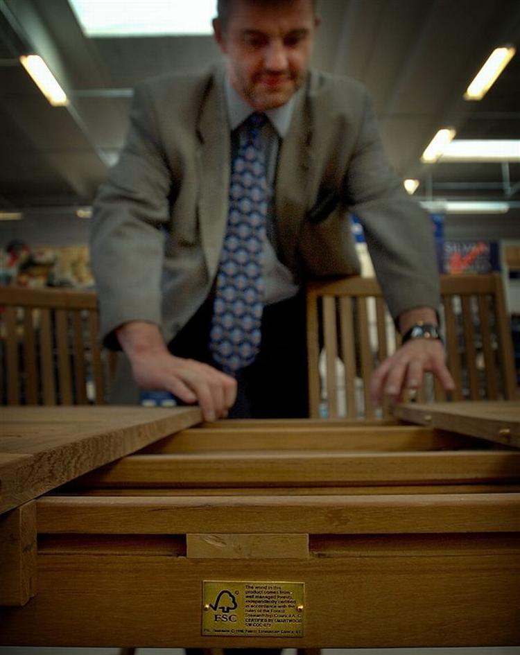 Kig efter FSC-mærket, hvis du vil købe havemøbler i træ med god samvittighed over for verdens regnskove. 