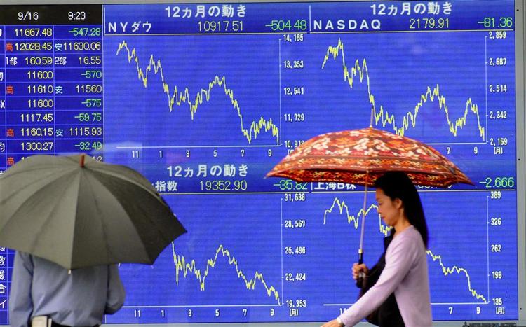 De asiatiske aktiemarkeder tog igen i dag et dyk ovenpå nyheden om, at den amerikanske investeringsbank Lehman Brothers i går begærede konkurs. 