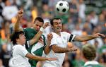 Anorthosis med den græske 2004-europamester Traianos Dellas (t.h) i forsvaret var undertippede mod Rapid Wien og Olympiakos i kvalifikationen til Champions League, men gik alligevel videre. Foto: Hans Punz/AP 