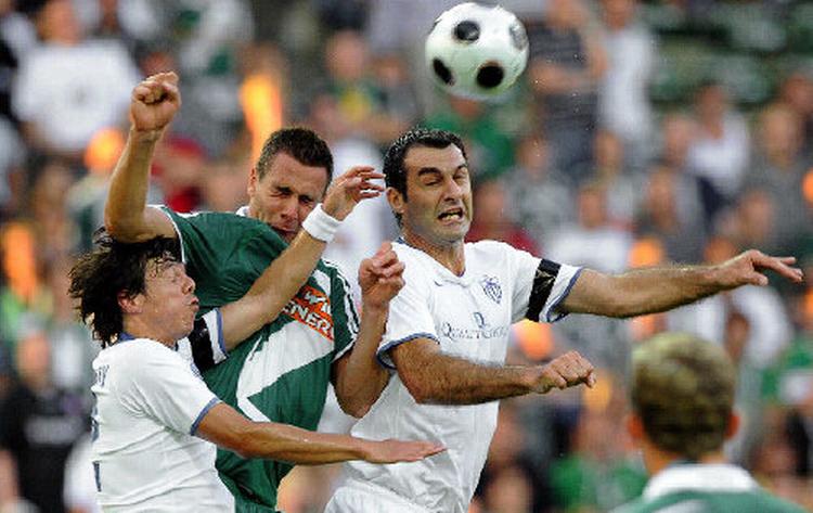 Anorthosis med den græske 2004-europamester Traianos Dellas (t.h) i forsvaret var undertippede mod Rapid Wien og Olympiakos i kvalifikationen til Champions League, men gik alligevel videre. Foto: Hans Punz/AP 