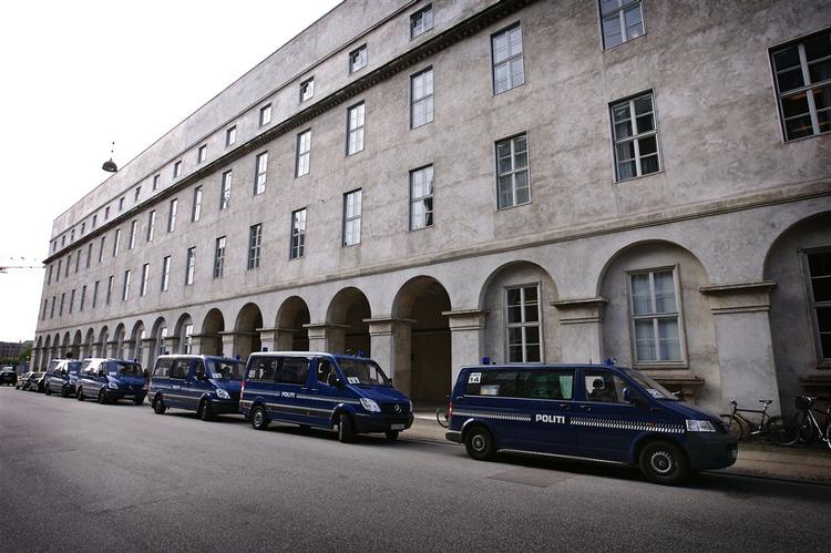 Her i dommervagten på Politigården i København bliver tre unge mænd fremstillet i grundlovsforhør, efter de blev taget med våben i nat. 