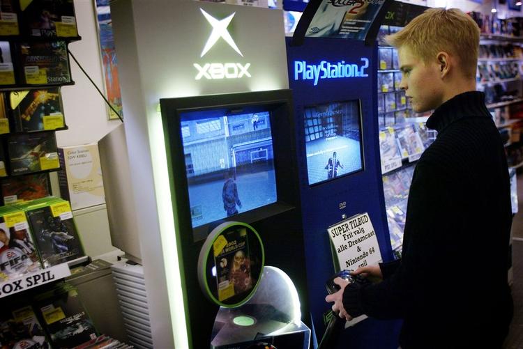Microsoft sænker de vejledende priser på X-Box konsollen drastisk for at få familierne som kunder. 