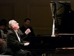 Maurizio Pollini måtte aflyste sin tidligere annoncerede koncert i Tivoli på grund af ondt i tænderne. Men i morgen, søndag, regner han med at sætte sig til flyglet i koncertsalen. Arkivfoto: AP 