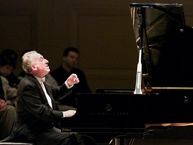 Maurizio Pollini måtte aflyste sin tidligere annoncerede koncert i Tivoli på grund af ondt i tænderne. Men i morgen, søndag, regner han med at sætte sig til flyglet i koncertsalen. Arkivfoto: AP 