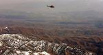 En helikopter fra den pakistanske hær flyver over det øde område i den pakistanske region Waziristan. 