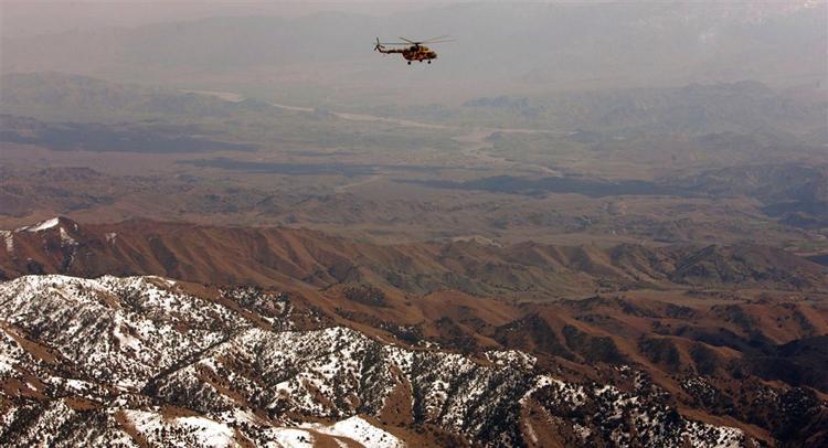 En helikopter fra den pakistanske hær flyver over det øde område i den pakistanske region Waziristan. 