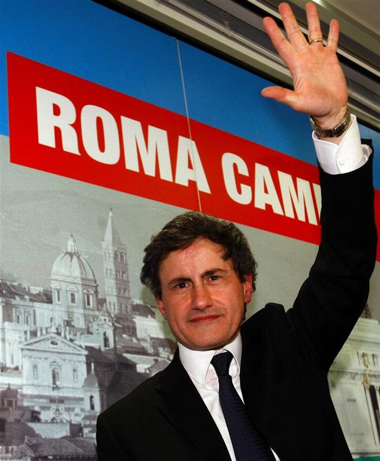 Roms borgmester, Gianni Alemanno, anklages for at lægge politisk pres på Roms filmfestival. Søndag i sidste uge vakte han de italienske jøders vrede ved at nægte at tage afstand fra fascisme som »absolut ondskab«. 