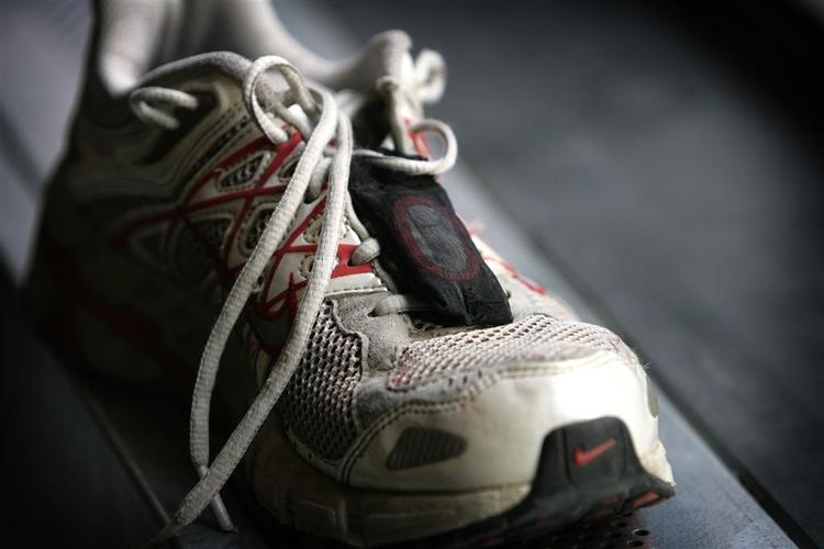 Ved at købe eller sy en lille lomme kan løbere i dag bruge Apple+Nikes løbesystem. Men fremover skal en lille chip i skoene binde løberne til Nike-sko. 