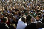 Barack Obama hilser på folk efter et møde idag i Pueblo, Colorado. 