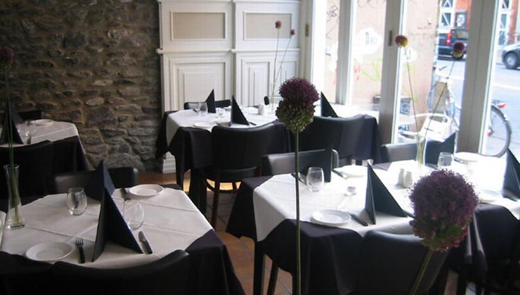 I det tidligere Brasserie Degas er den kombinerede cafe, restaurant og cocktailbar Cindyrella åbnet. 