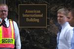 Fodgængere går forbi AIG's hovedkvarter i New York. 
