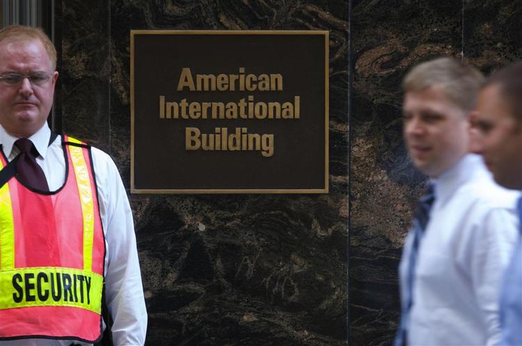 Fodgængere går forbi AIG's hovedkvarter i New York. 