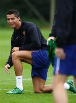 Cristiano Ronaldo på træningsbanen i Manchester tirsdag formiddag. Manager Ferguson forventer, at Ronaldo kommer på banen i løbet af kampen mod Villarreal. 