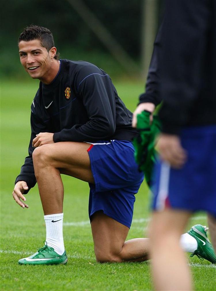 Cristiano Ronaldo på træningsbanen i Manchester tirsdag formiddag. Manager Ferguson forventer, at Ronaldo kommer på banen i løbet af kampen mod Villarreal. 