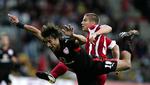 Olympiakos'  Paraskevas Antzas (i sort) i nærkamp med FCN's svensker Johnny Lundberg på Farum Park. 