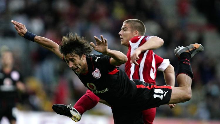 Olympiakos'  Paraskevas Antzas (i sort) i nærkamp med FCN's svensker Johnny Lundberg på Farum Park. 