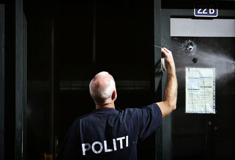 Politiet undersøger skudhuller efter skyderi i Rantzausgade på Nørrebro i København. 