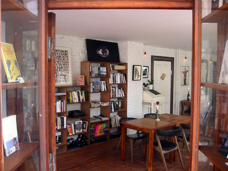 På et hjørne af Ryesgade og Til Sortedam Dossering ligger en nyåbnet bogcafé med udeservering, billig kaffe og nøje udvalgt litteratur. 