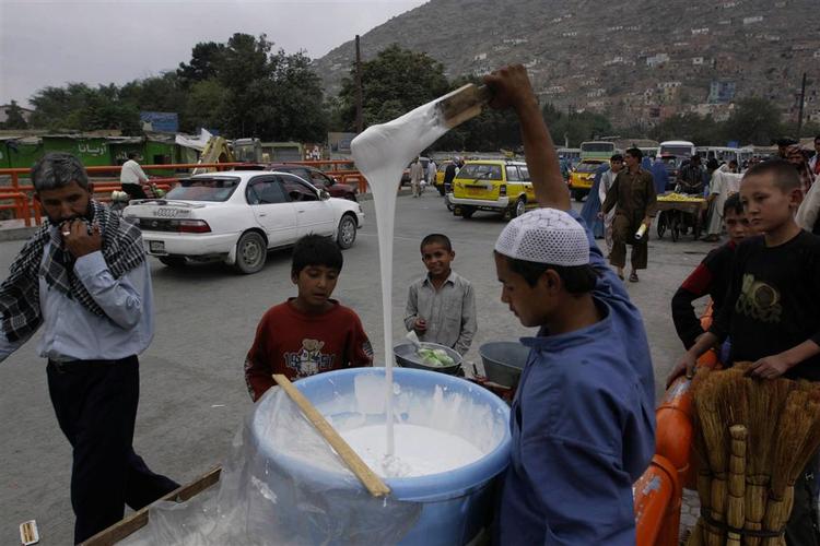 En afghansk dreng sælger søde sager på et marked i Afghanistans hovedstad, Kabul. Mange civile bliver ofre for krigen i landet. 