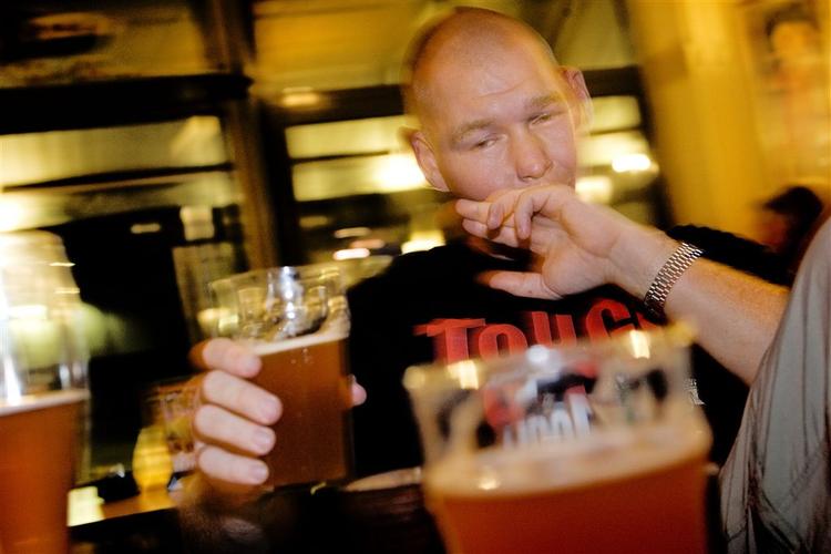 Politiken fulgte i 2005 livet på politistationen hos Sønderborg Politi. Morten Andersen deltog i et forsøg og drak omkring 25 genstande og havde dagen efter en spirituspromille på 0,32, da han som en test blev målt på politistationen. 