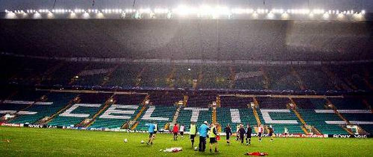 AaB-spillerne trænede på det imponerende Celtic Park i går  aftes. Foto: Scott Heppell/AP 