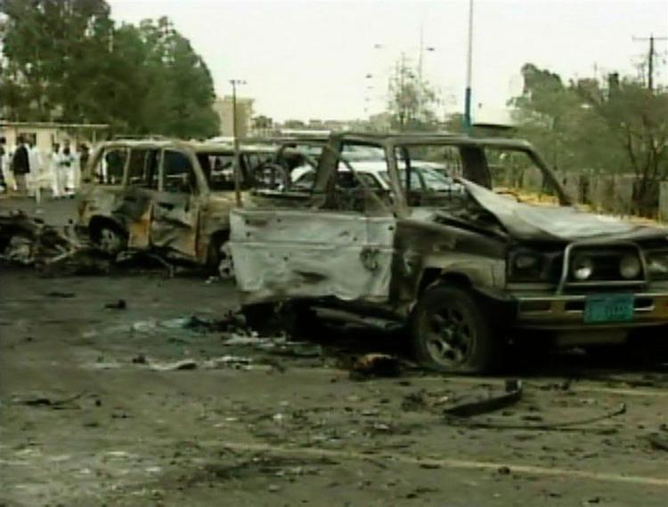 Seks yemenitiske soldater, fire civile og seks angribere, den ene af hvilke bar et sprængstofbælte, blev dræbt under angrebet. 