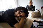 Selv en aktiv elev som  Malene Rikke Eldrup kan køre træt efter mange timer i træk om forbrugerlovgivning og garantiregler på uddannelsescenteret CPH WEST i Ishøj syd for København.  Foto: Tobias Selnæs Markussen. 