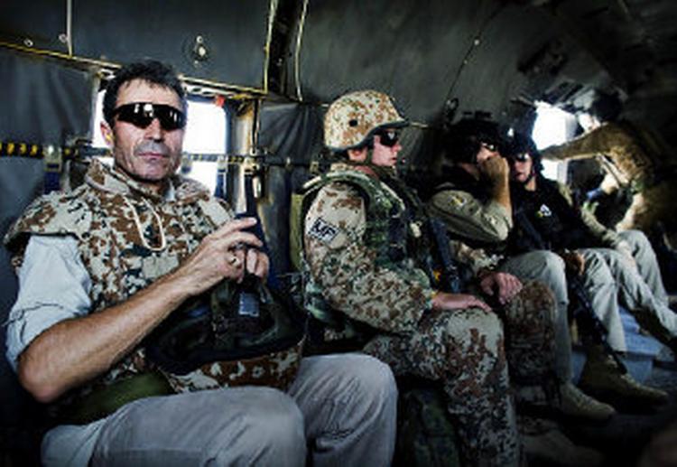 Statsminister Anders Fogh Rasmussen (V) fløj tirsdag i en britisk Sea Hawk-helikopter, da han besøgte de danske soldater i afghanske Helmand. Foto Carsten Snejbjerg/Polfoto 