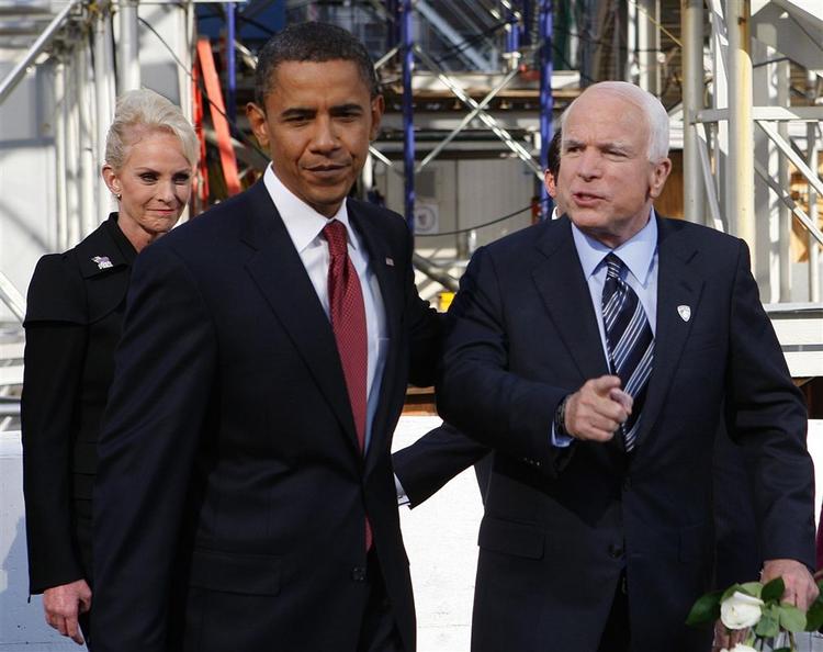 De to præsidentkandidater, Barack Obama og John McCain, kommer til at køre et tæt løb frem mod en samlet valgsejr, spår en måling. Arkivfoto. 