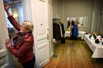 Bente Sorgenfrey (t.v.) lukker døren ind til "de hellige haller", mens Connie Kruckow taler i telefon i baggrunden. 