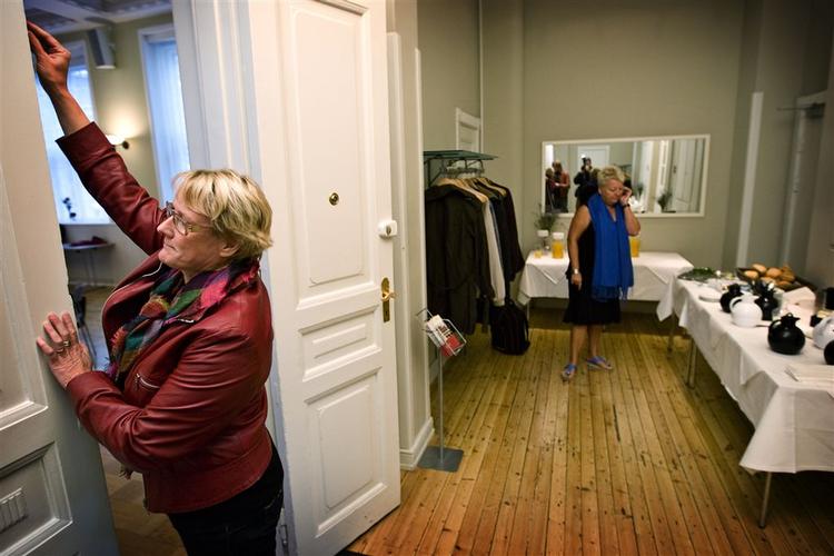 Bente Sorgenfrey (t.v.) lukker døren ind til "de hellige haller", mens Connie Kruckow taler i telefon i baggrunden. 