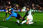 AaB's målmand Karim Zaza redder her et forsøg fra Celtics Georgios Samaras i Champions League. Nordjydernes målmand er pikeret over, at den norske FCK-træner, Ståle Solbakken, kalder AaB's spil for 'Drillo-inspireret'. Arkivfoto. 