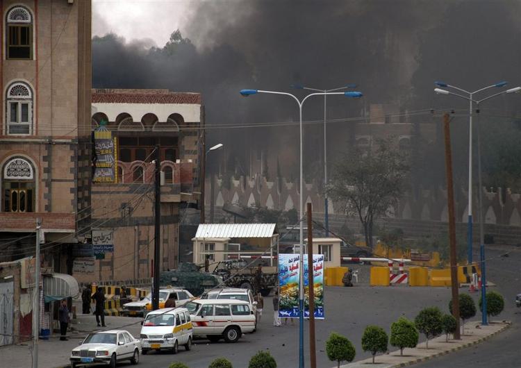 Røgen efter bomberne mod ambassaden lagde sig tykt over San'a. 