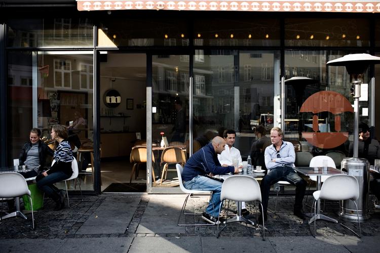 MJ Coffee på hjørnet af Gothersgade og Borgergade er et sted, hvor travle storbymennesker mødes til en hurtig sludder og en forfriskning. 