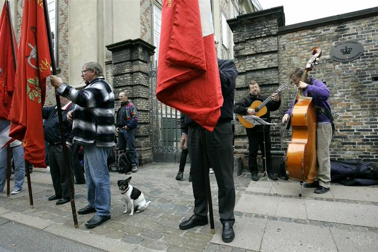 Der var røde faner og solidaritet med Figherts+Lovers inden dagens dom. 