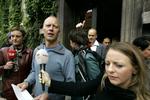 Michael Schølardt fra gruppen Fighters+Lovers læste en udtalelse op efter landsrettens dom. 