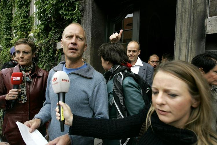 Michael Schølardt fra gruppen Fighters+Lovers læste en udtalelse op efter landsrettens dom. 