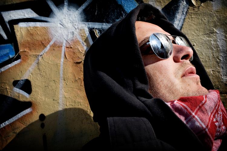Under Chief 1's barnagtige hiphop-attitude gemmer der sig faktisk en voksen mand. Og en kritisk avislæser, der går i kødet på Djævlens Advokat. 
