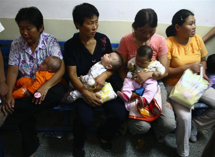Kinesiske mødre venter på behandling af deres børn på et hospital i Fuyang i det centrale Kina. 