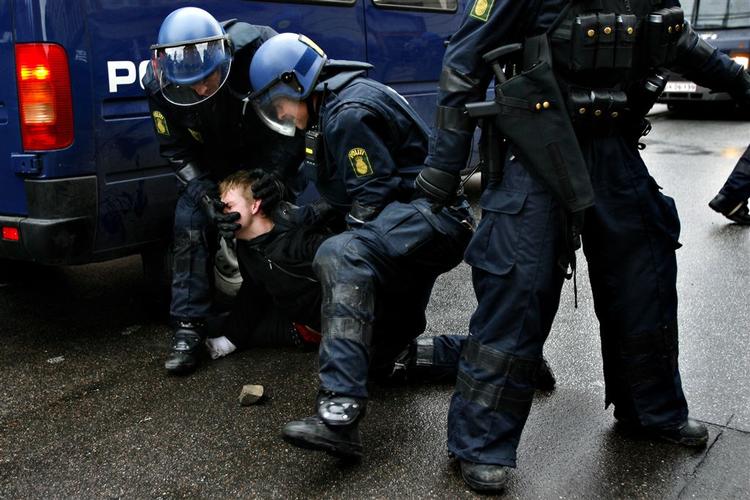 Det var ord mod ord i retten i dag, hvor tre betjente er tiltalt for vold ved anholdelser, som skete samme dag ungdomshuset blev ryddet. Billedet har intet med den pågældende sag at gøre. (Arkivfoto) 