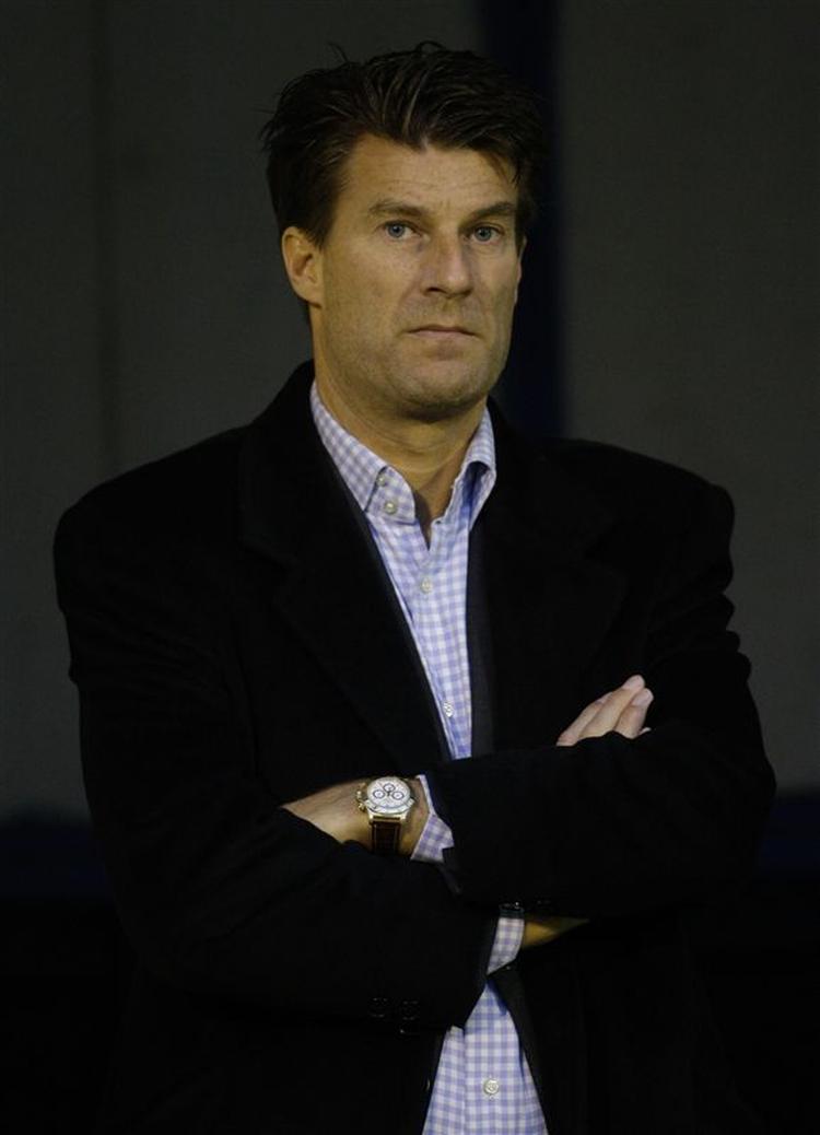 Michael Laudrup holdt sig for det meste i ro på bænken, mens hans assistenttræner Igor Lediakov løb ud til trænerfeltet og bragte hans ideer videre til spillerne. 