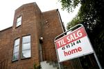 Huse og lejligheder er nu faldet så meget i pris, at førstegangskøbere kan være med, vurderer eksperter. 
