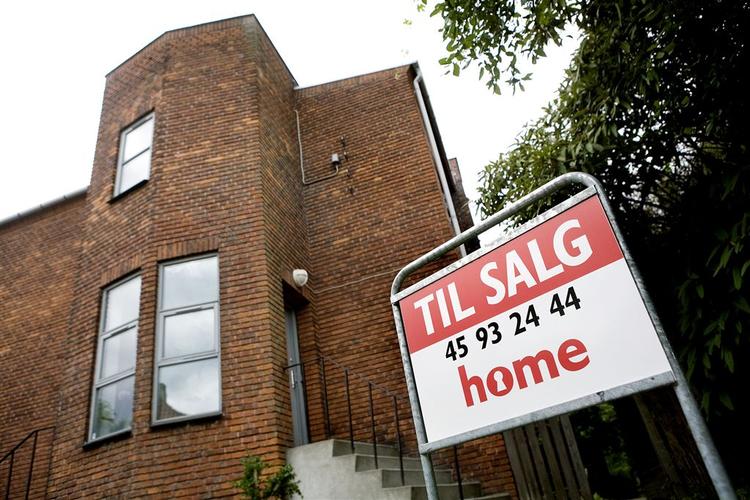 Huse og lejligheder er nu faldet så meget i pris, at førstegangskøbere kan være med, vurderer eksperter. 