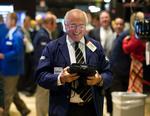 Der var lidt større optimisme at spore på aktiemarkedet i USA, efter USA's ledere har sat sig sammen for at redde nødstedte banker. Her er der smil hos aktiehandler Theodore Weisberg. 