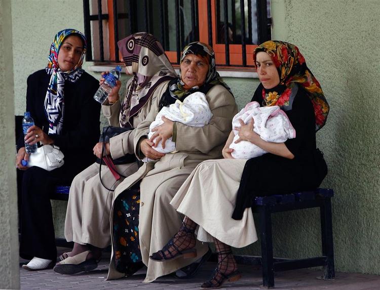 Nybagte mødre venter på behandling uden for en klinik i Ankara, tyrkiet. Arkivfoto. 