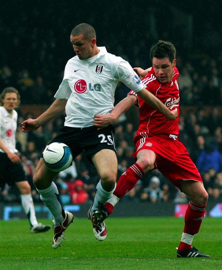Leon Andreasen (til venstre)  i aktion i Fulhams 2-0-nederlag til Liverpool i april. 