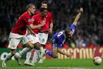 Manchester United vandt i maj Champions League-finalen mod Chelsea og Joe Cole (til højre). Søndag tørner de to giganter sammen i Premier League, hvor Chelsea har fået en meget bedre start end United. 
