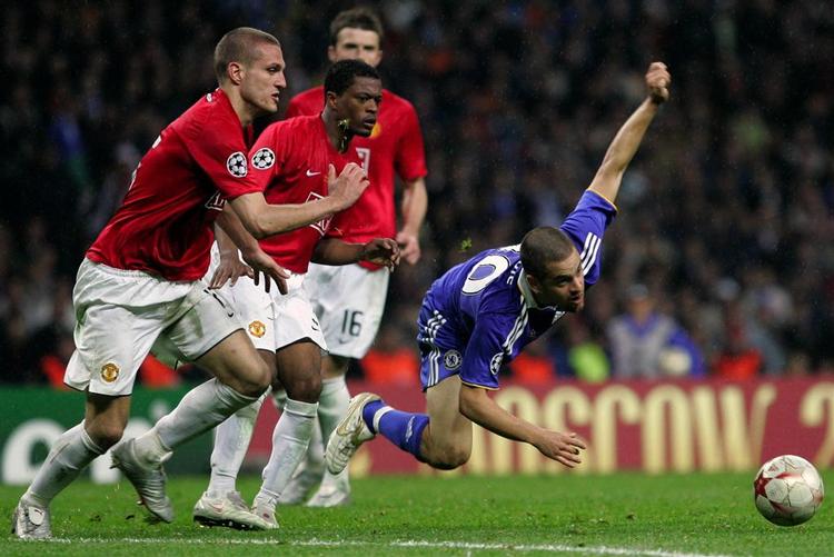 Manchester United vandt i maj Champions League-finalen mod Chelsea og Joe Cole (til højre). Søndag tørner de to giganter sammen i Premier League, hvor Chelsea har fået en meget bedre start end United. 