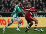 Daniel Jensen i nærkamp med Bayerns Luca Toni i et opgør i tidligere i år. 