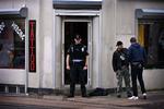 Der blev affyret skud mod denne butik på Nørrebrogade i København, hvor en mand blev ramt i halsen. Politiet frygter nu flere skudepisoder og møder talstærkt op på gaderne i weekenden. 